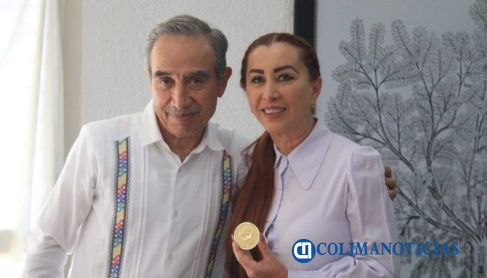 Comité Colima 500 Años entrega a Tey Gutiérrez medallas conmemorativas