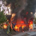 Consume el fuego una casa abandonada sobre la calle Margarita Maza de Juárez en Colima