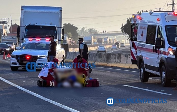 Dos adultos heridos al impactar motocicleta a una mujer