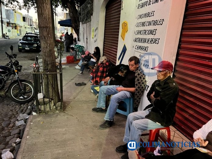'Duermen' ciudadanos tecomenses en oficina del Banco del Bienestar para recibir su tarjeta4