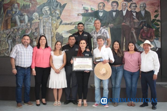 Entrega Tey Gutiérrez reconocimiento a 'El Torero', cronista taurino de TV