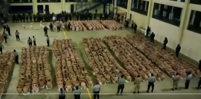 Gobierno de El Salvador traslada a los primeros 2 mil presos a nueva mega cárcel