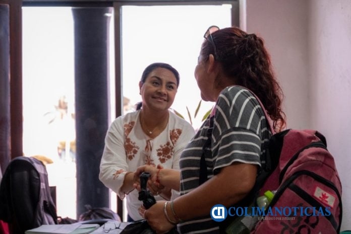 Griselda Martínez ofrece ayuda a 34 familias de Manzanillo