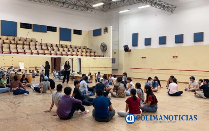 Imparten taller sobre prevención de discriminación y Violencia a integramtes del Ballet Folklórico_a