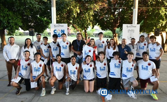 Margarita Moreno entrega uniformes a Club Panteras