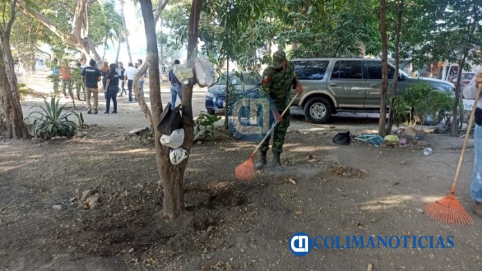 Militares 'dejan las armas' y 'toman las escobas' para rescatar espacios públicos en Colima5