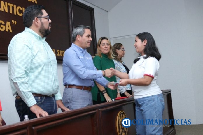 Rector entrega becas Cara Amiga_b