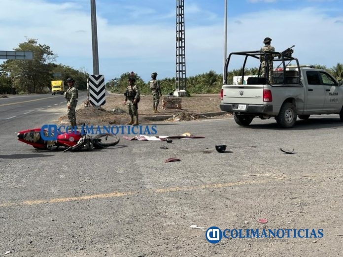 Un herido al impactar motocicleta contra camioneta de la Marina en la carretera a Cerro de Ortega