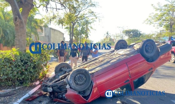 Vuelca vehículo en la avenida Insurgentes, en Tecomán