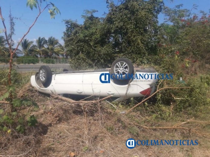 Vuelca vehículo en la carretera Tecomán-Pascuales