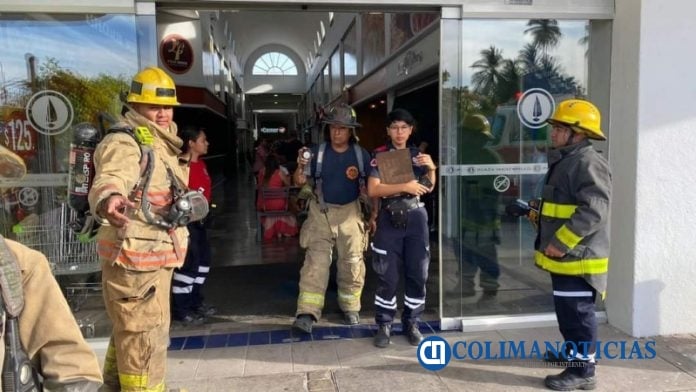 bomberos atienden incendio en plaza de manzanillo