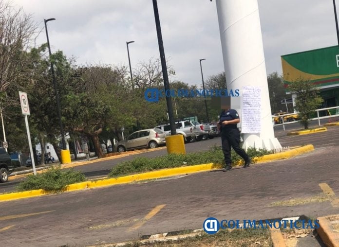 Aparece otra cartulina con narcomensaje en el estacionamiento de una tienda departamental en VdeÁ