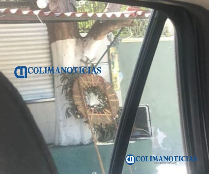 Colocan corona de muertos afuera de un negocio de mariscos sobre calzada del Campesino