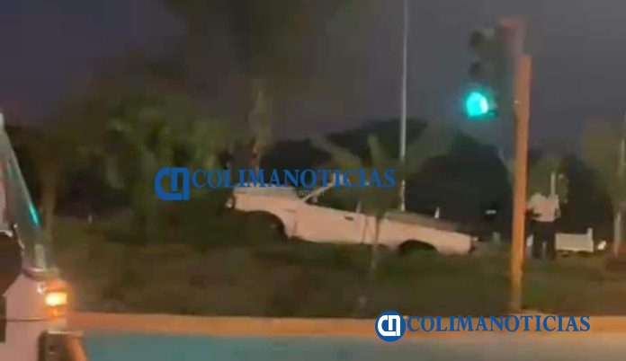 Conductor pierde el control de su camioneta y termina encima de la glorieta de Las Rosas