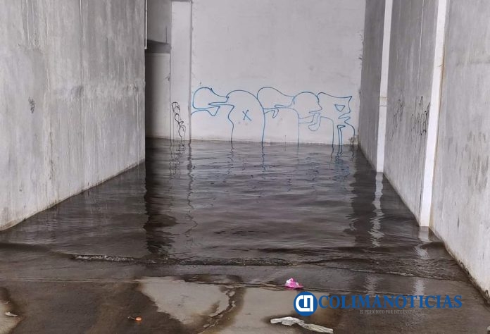Continúa inundado túnel peatonal de San Pedrito