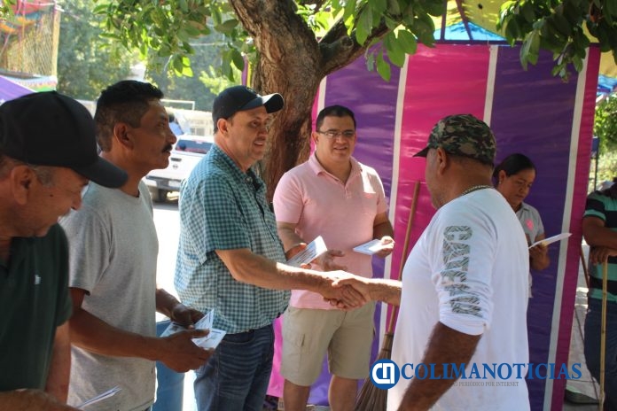 Entrega Carlos Carrasco en La Presa apoyos a beneficiarios del Programa de empleo temporal