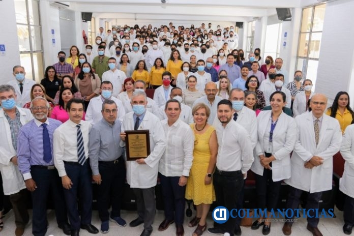 Entregan placa por acreditación internacional a programa de Facultad de Medicina_a