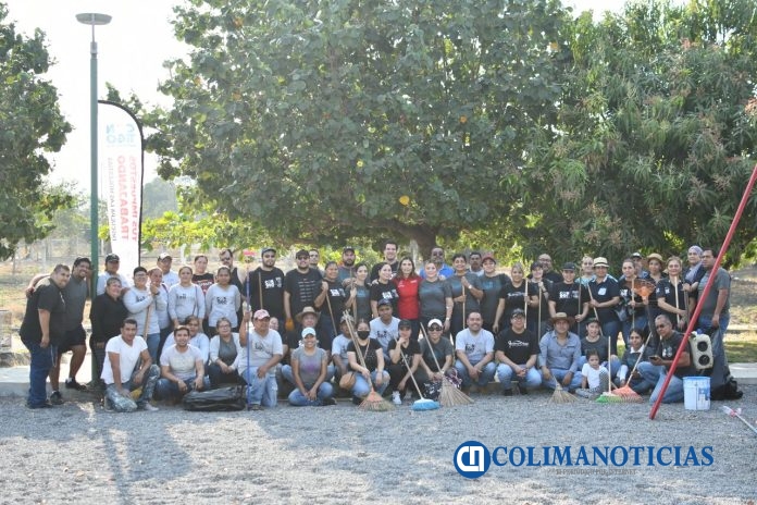 Margarita Moreno atiende jardín de la colonia Las Haciendas
