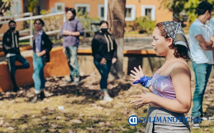 Participan estudiantes de Comala en cinco talleres sobre género