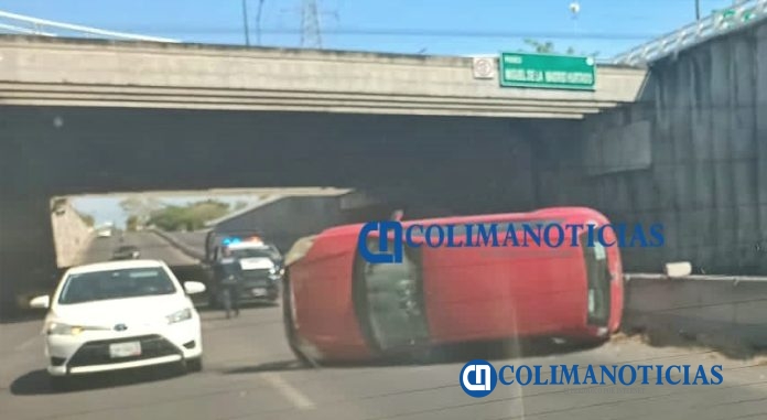 Se registra volcadura en puente deprimido de Tercer Anillo en la Villa