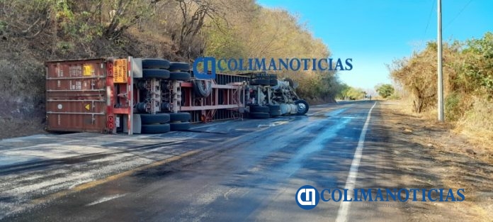 Un herido al volcarse un tráiler en las curvas de Cuyutlán carretera libre