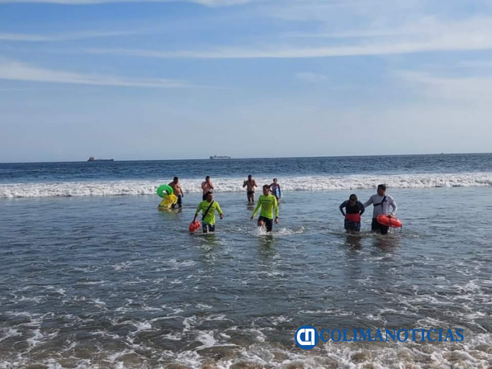 rescatan a turistas en playa de manzanillo