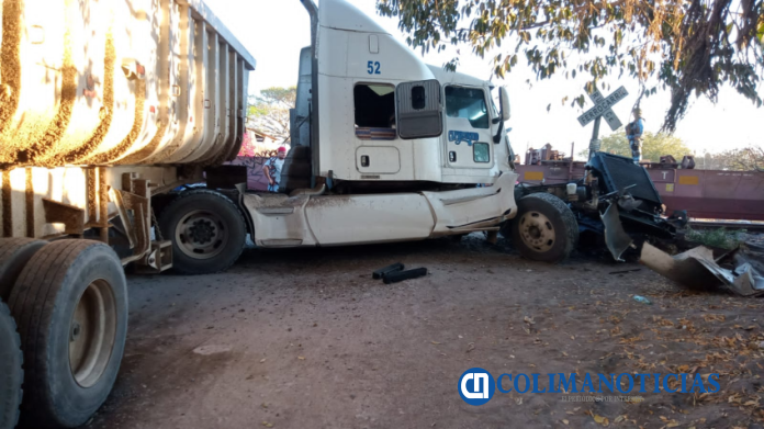 tráiler choca con trén