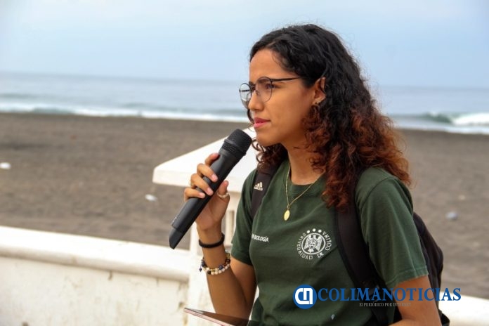 Brigada universitaria limpia el malecón de la playa El Real-Pascuales_María Fernanda Santos