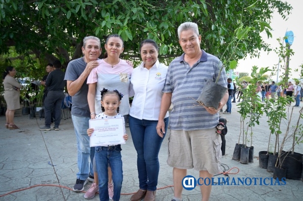Celebra Ayuntamiento de Manzanillo Día Internacional de la Tierra dando en adopción cientos de árboles frutales 9