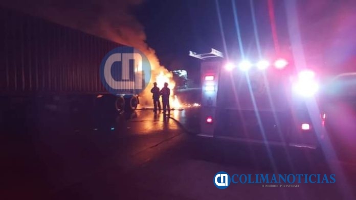 Combaten incendio de un tráiler sobre el libramiento