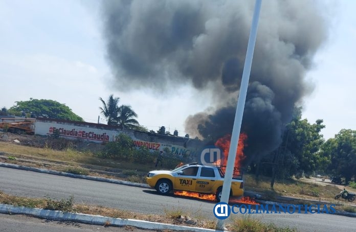 Combaten incendio de una camioneta taxi sobre el libramiento Griselda Álvarez en VdeÁ