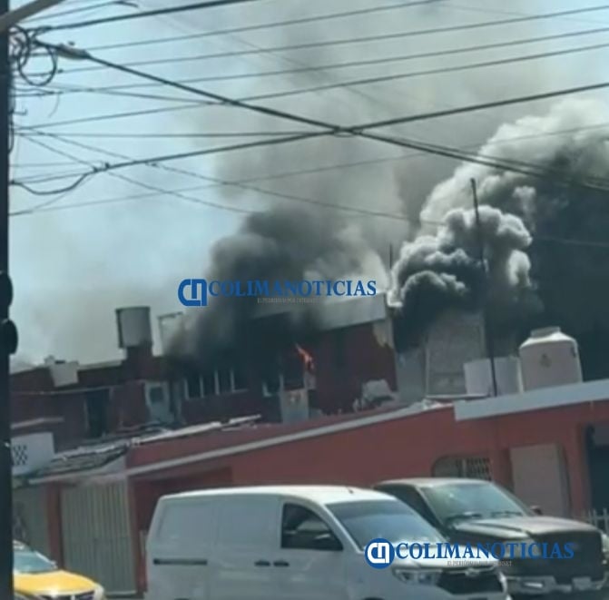 Combaten incendio en una vivienda de la colonia Placetas Estadio, en Colima