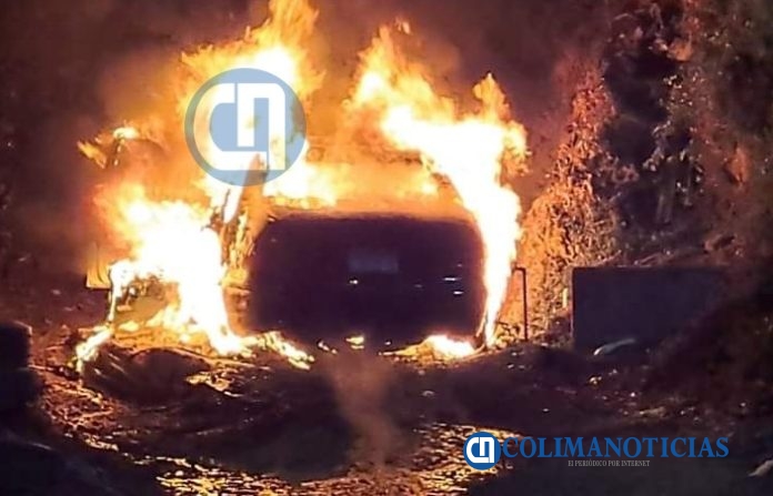 Fuego consume vehículo particular en la colonia 16 de septiembre 8