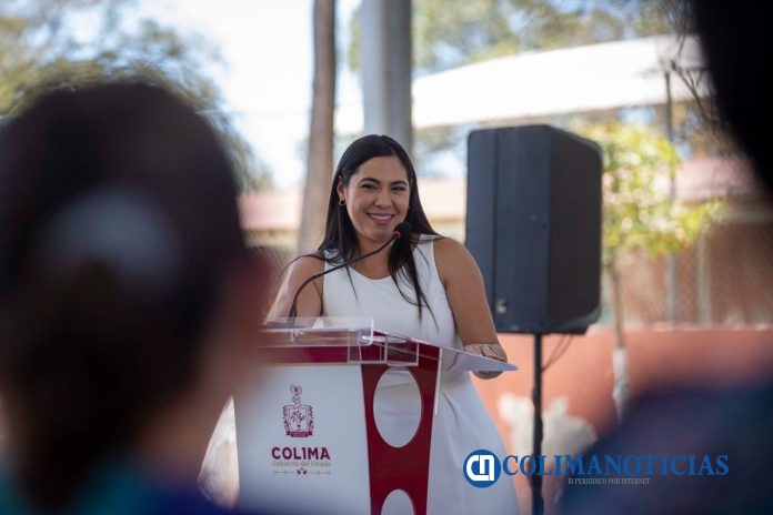Indira e Insuvi entregan escrituras y generan certeza a familias de Tecomán, Armería e Ixtlahuacán