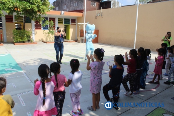 Llevan Brigada de Salud ‘Cerca de Ti’ a niñas y niños de Colima