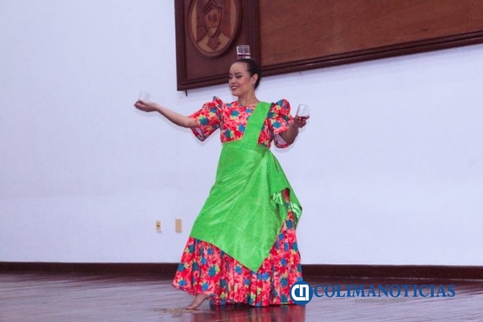 Promueve embajadora de Filipinas cultura de este país, en Manzanillo