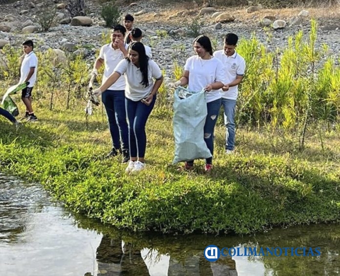 Realizan alumnos del Bach 28 jornada de limpieza en el río El Paso en Camotlán_a