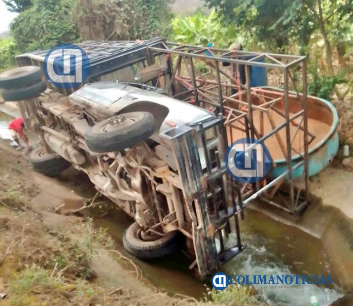 Tres trabajadores heridos al volcarse camioneta en la carretera Cerro de Ortega-Callejones