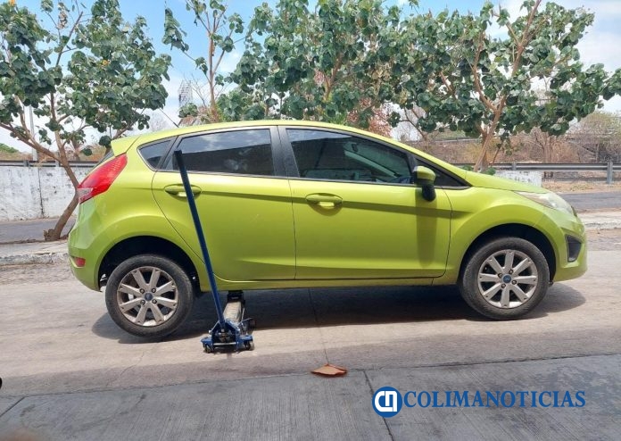 auto averiado en carretera