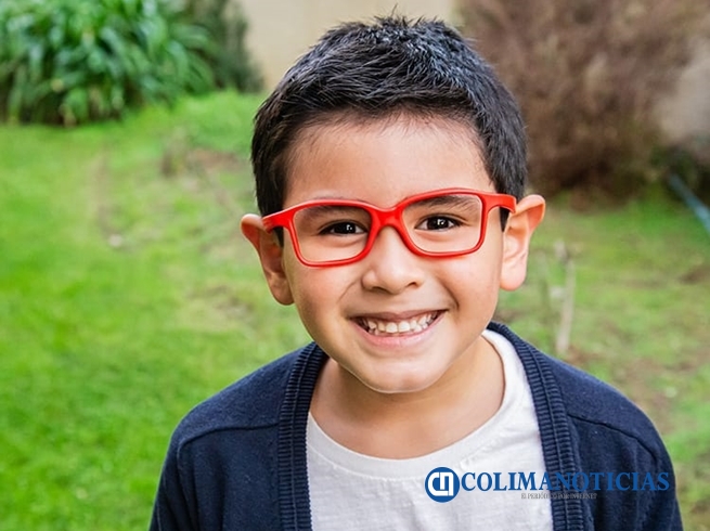 niño con lentes