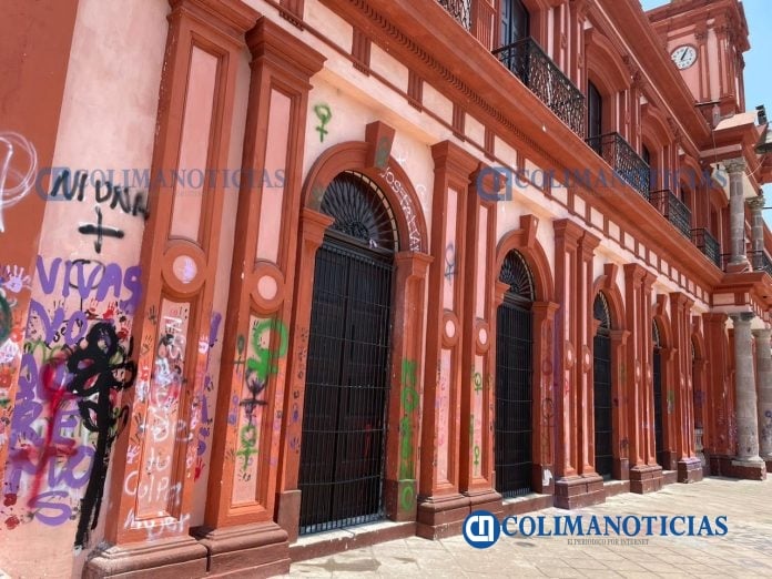 A dos meses del 8M, aún lucen pintas y puerta destrozada de Palacio Gobierno de Colima