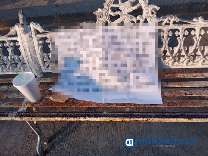 Abandonan una cartulina con narcomensaje en el jardín de Villa Izcalli en Villa de Álvarez