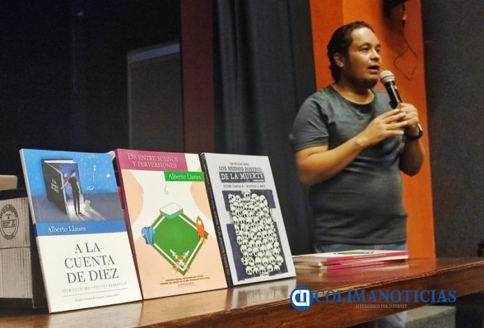 Alberto Llanes presentó su libro La Paloma Blanca, en las charlas de la ACPE y Cultura Colima