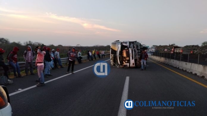 Autobús que transportaba trabajadores de Coquimatlán hacia Ciudad Guzmán, se vuelca en la autopista 6