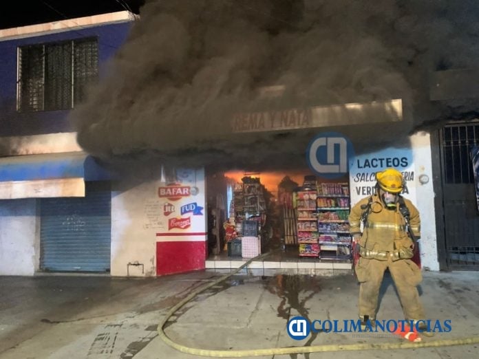 Consume incendio una tienda de abarrotes sobre la avenida Insurgentes en Colima