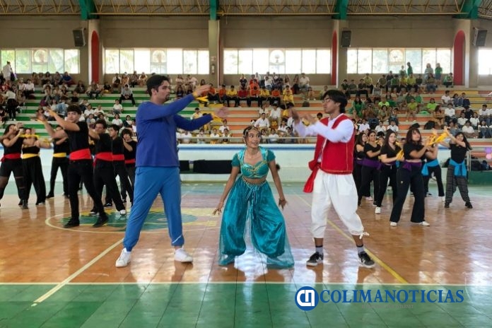 Estudiantes del Bachillerato 8 realizan festival por el Día de las Madres