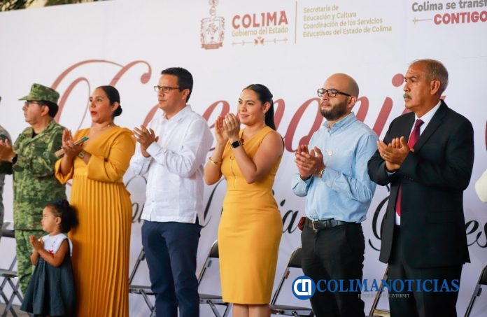 Gobernadora de Colima entrega reconocimientos a 327 maestras y maestros