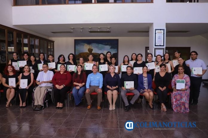 Gobernadora y rector de la UdeC entregan 35 constancias de Diplomado en Lengua de Señas Mexicana