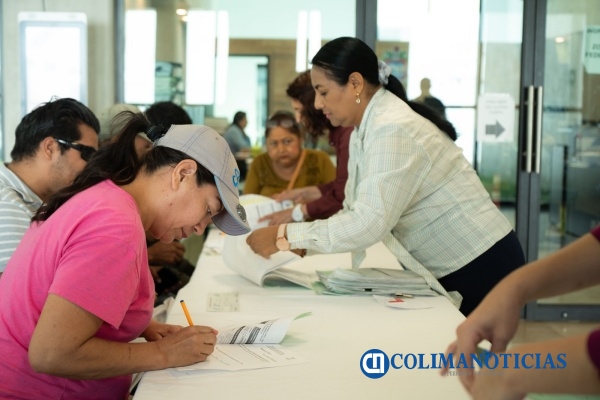 Griselda Martínez entrega apoyos a 15 familias