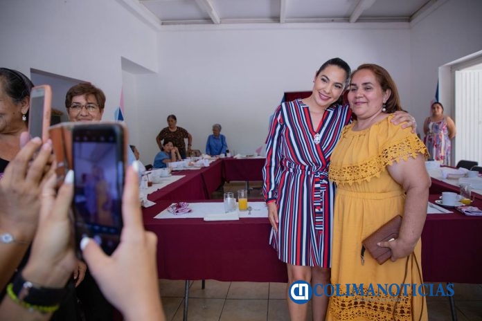Indira se reúne con mujeres de la colonia El Porvenir, por el Día de las Madres